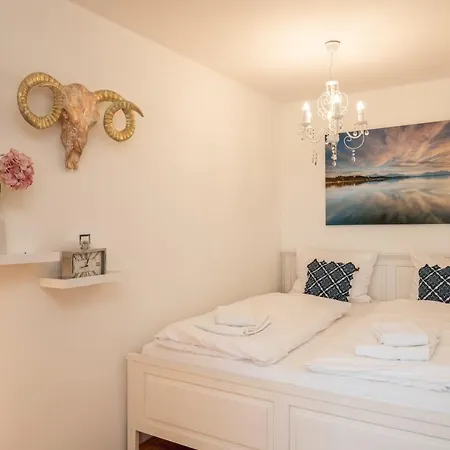 Kuschelnester Und Ferienwohnung Chiemseeglück Mit Wunderschönem Chiemseeblick Apartment *